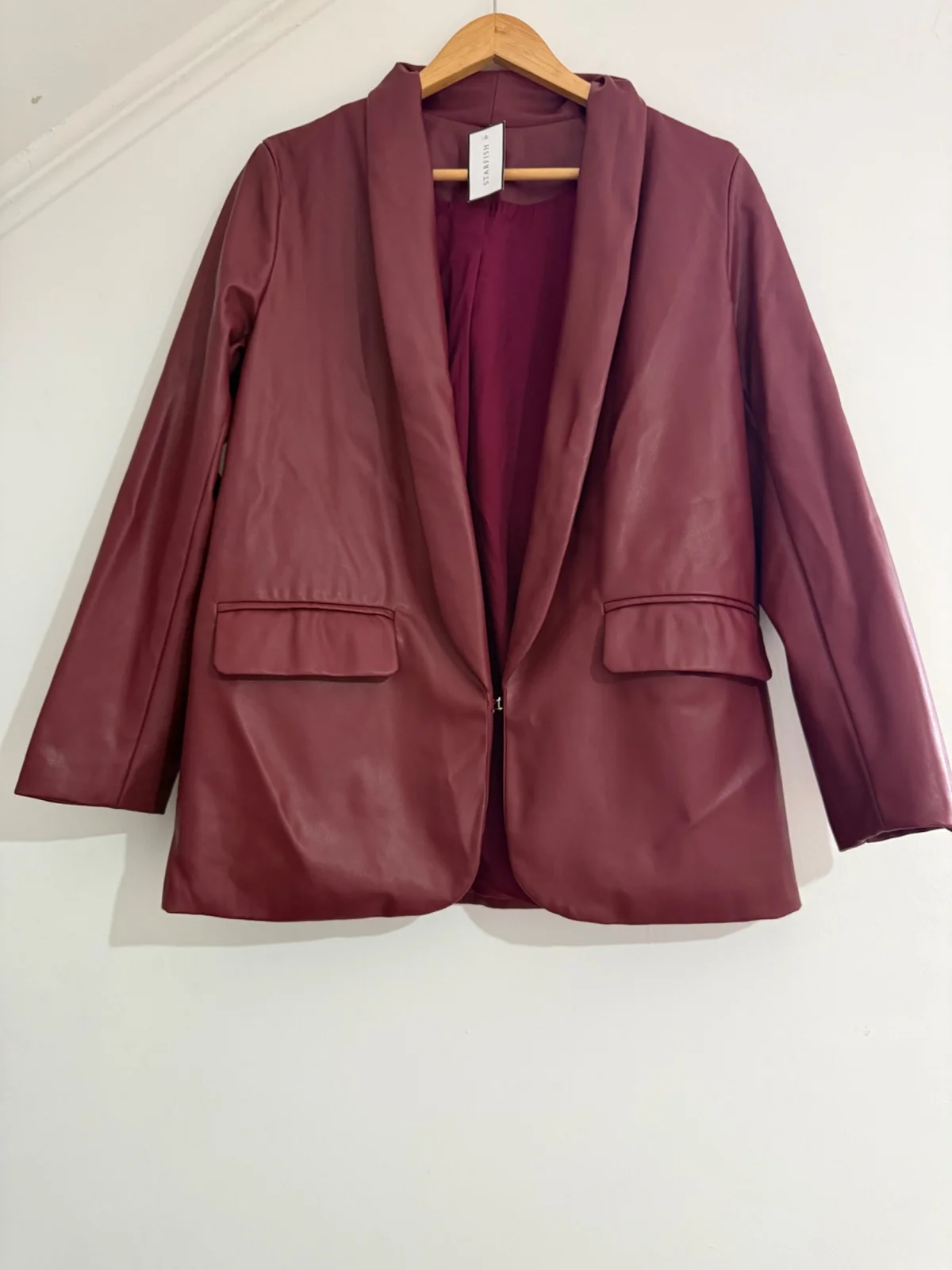 Usado por Anyela , Blazer eco cuero burdeo, talla Única