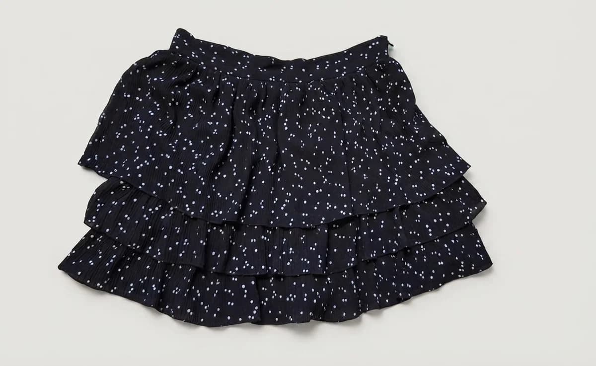 Usado por telovendo_ahoraya, Falda short Zara negra con puntos blancos talla M, talla M