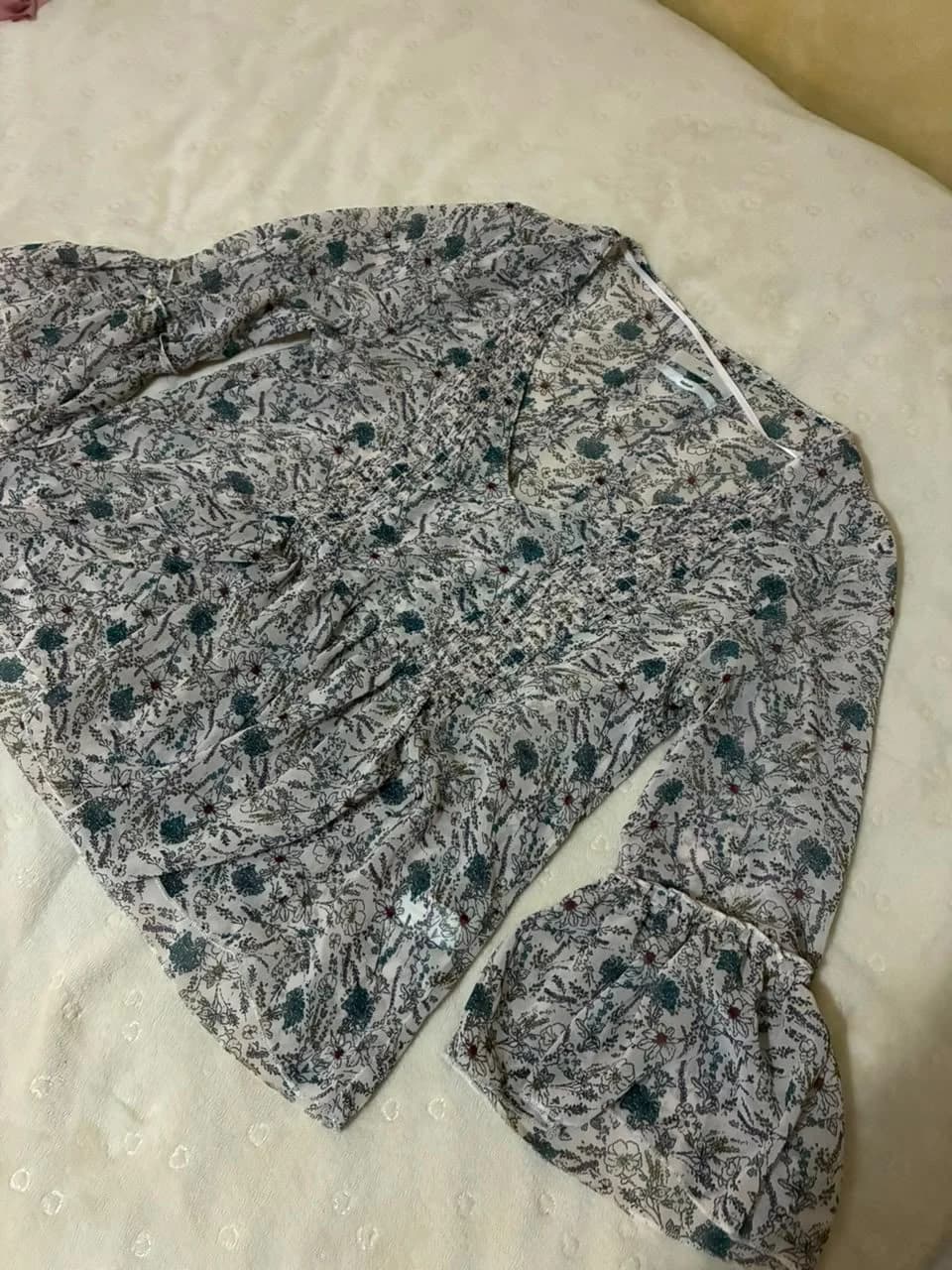 Usado por Emilia Victoria Chaves Bite, Blusa translúcida flores, talla M