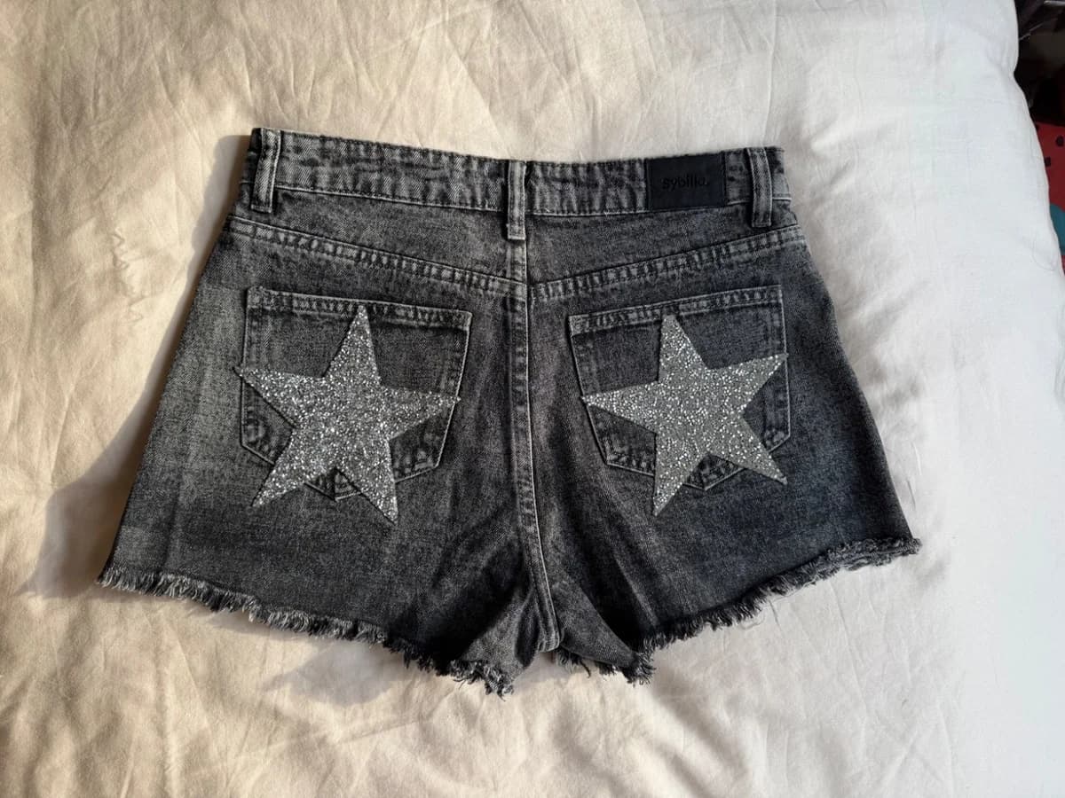 Shorts customizados negros con brillo