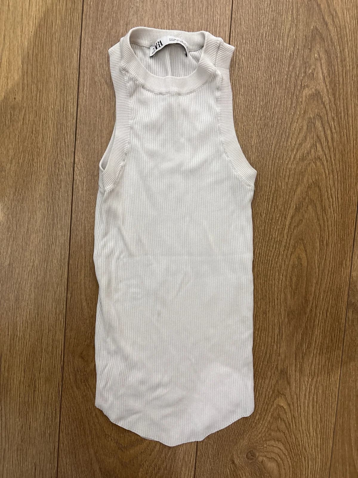 polera sin mangas blanca — foto 1