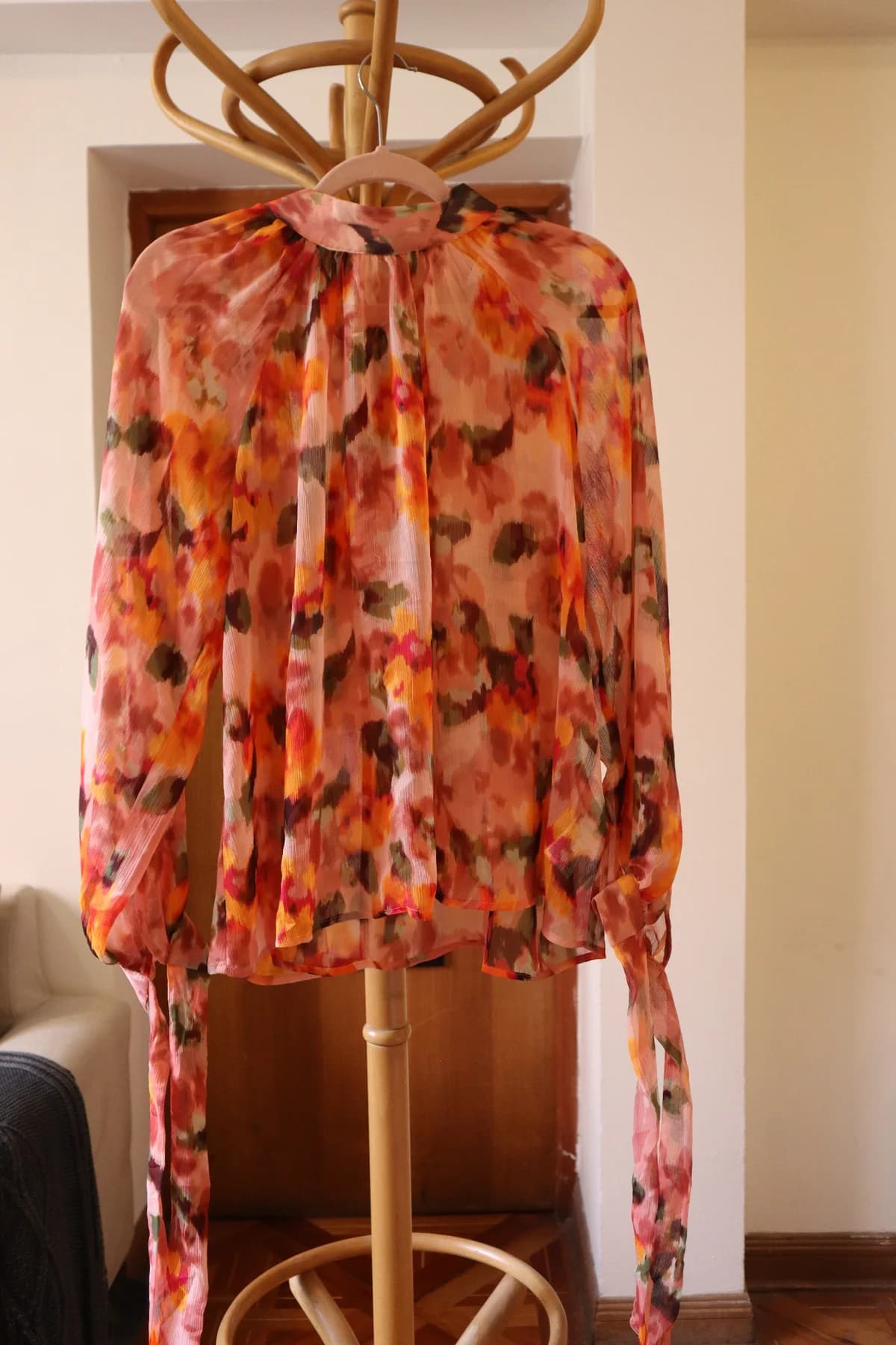 Usado por Camila Fones, Blusa cuello alto, talla S