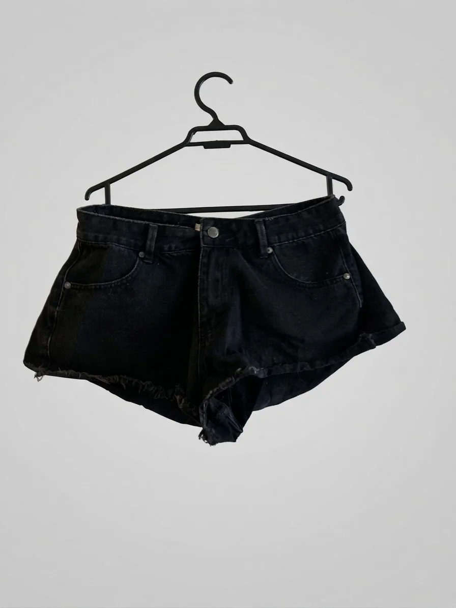 short negro acampanado negro — foto 1