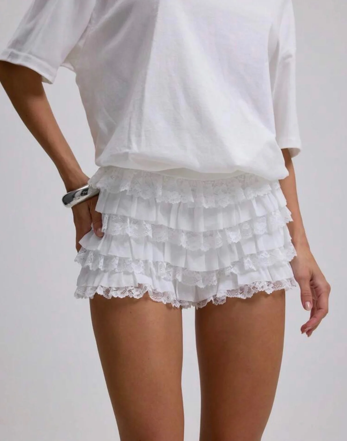 Usado por Popi closet, falda short blanca con vuelos , talla S