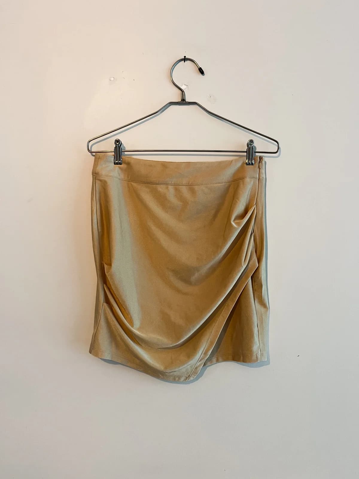 Usado por Camila Briseño, Falda dorada drapeada, talla S/M