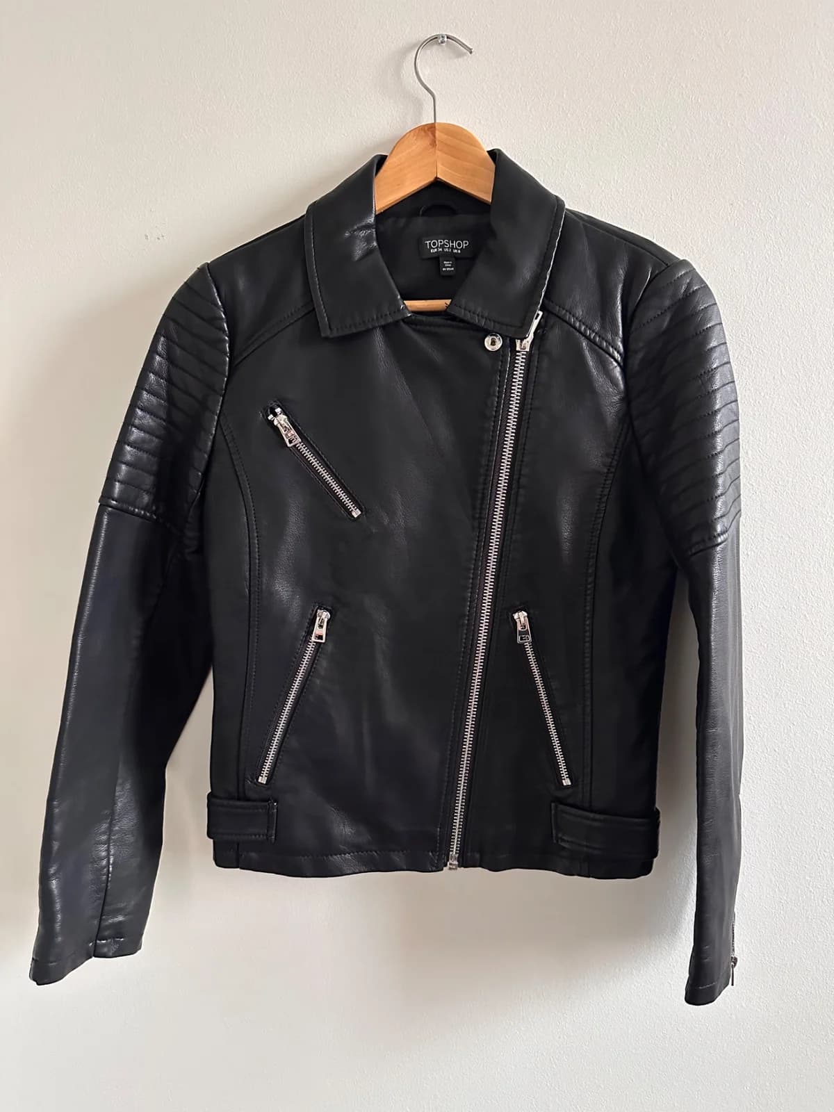Usado por Constanza Moscoso, Chaqueta negra Topshop, talla 34
