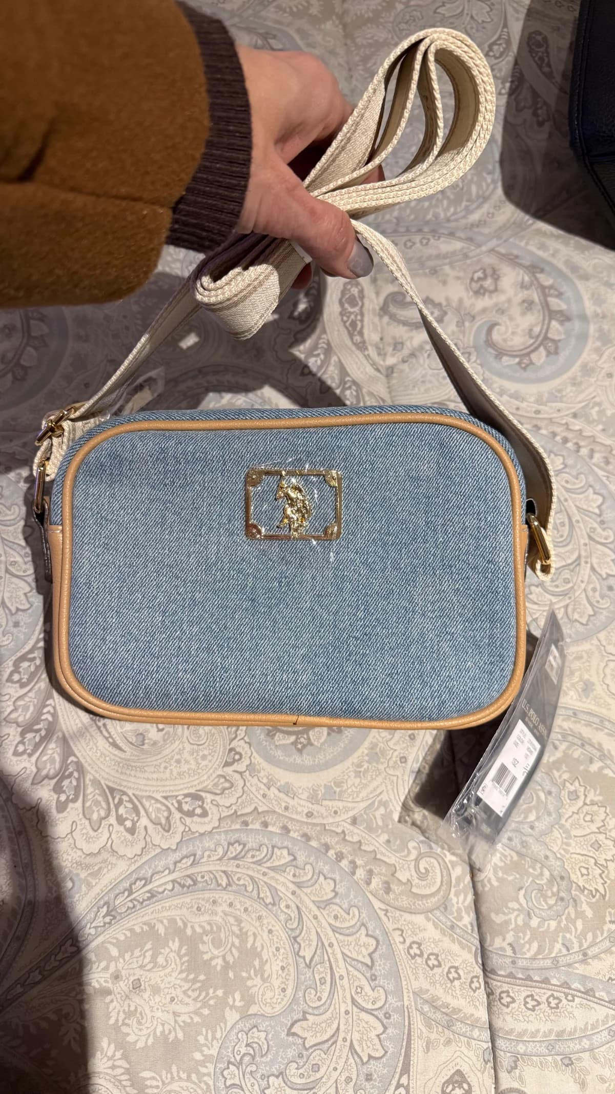 Este bolso bandolera es un modelo de mezclilla de U.S. Polo