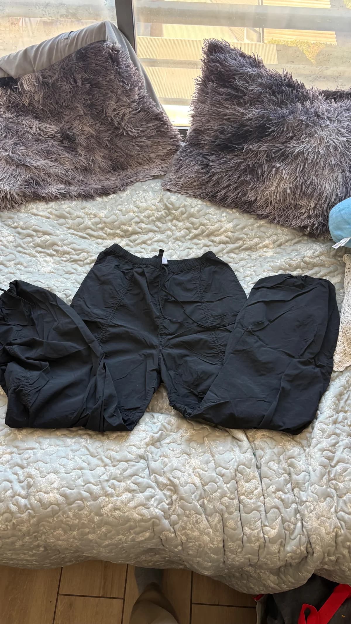 Usado por Sofia Villegas, Pantalones Parachute Negros, talla S