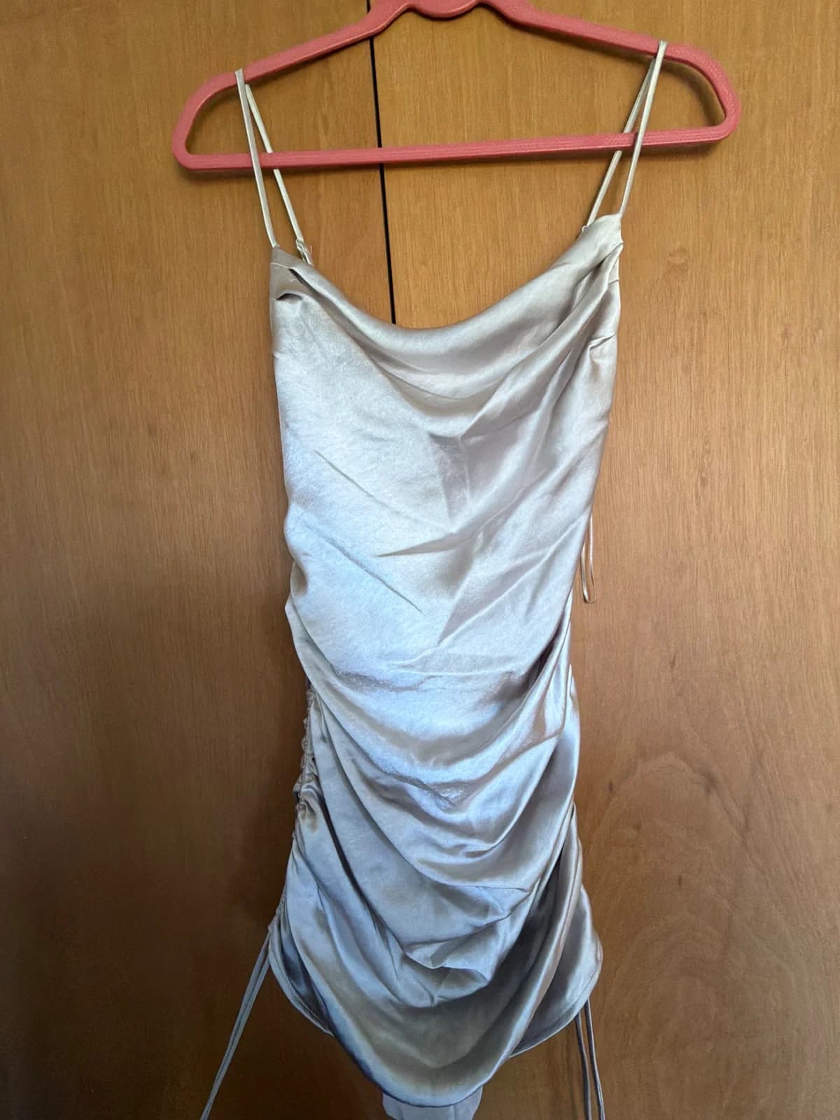 Usado por Isidora Sandoval, Vestido satin champaña, talla xs