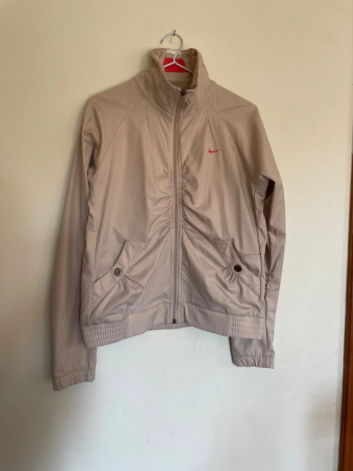 Cortaviento beige — foto 1